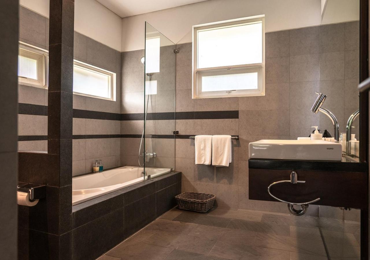 K Gallery Hotel Пасуруан Экстерьер фото